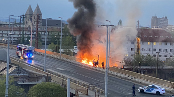 Nagy lángokkal égett egy épület a Ferdinánd hídnál