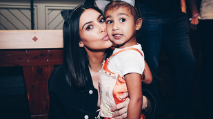 Kim Kardashian a fürdőszobába bújt a gyerekei elől, de lebukott
