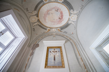 Helyenként a kastély kápolnájának klasszicista - és a helyiség korábbi, barokk - díszítését is rekonstruálták