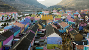 Ez a kínai falu olyan színes, hogy az valószínűleg világrekord