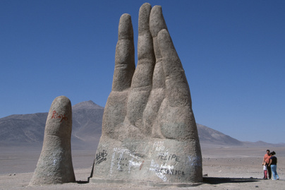A semmi közepén áll a furcsa szobor: egy óriási kézfejet állítottak ki a chilei sivatagban