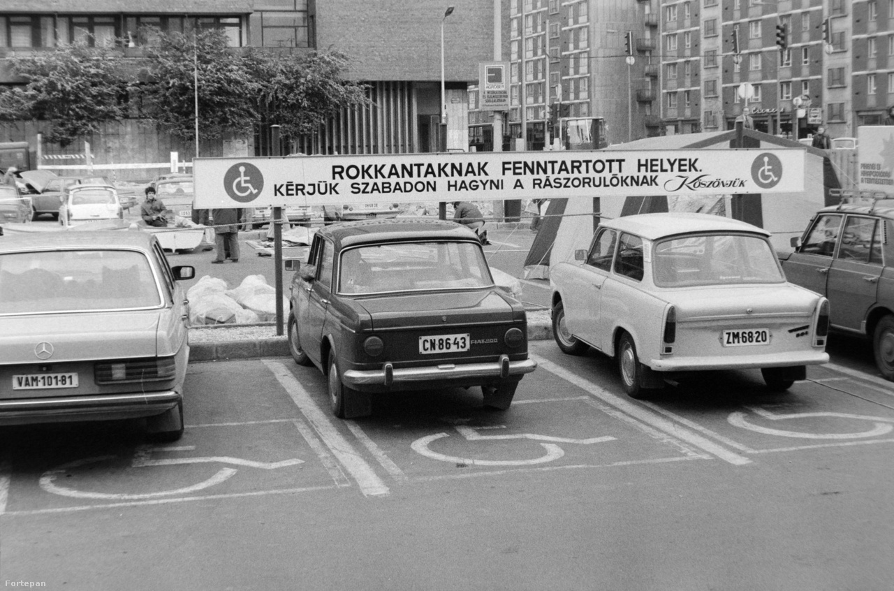 A mozgássérültek parkolási nehézségeire is aránylag hamar megpróbáltak megoldást találni Budapesten, váltakozó sikerrel. Csakúgy mint mostanában, a mozgássérült parkolóhelyet gyanúsan sok gépkocsi használja, mint gyakran kiderült, jogszerűtlenül. 1981-ben, a Budai Skála parkolójában is gyanús módon gyorsan teleparkolták a "rokkantaknak fenntartott helyeket", az udvarias felszólítás ellenére. 