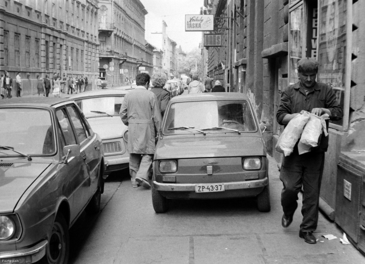 A Magyarországon csak Kispolszkiként ismert Polski Fiat 126, gúnynevén Egérkamion, méreténél fogva az egyik legalkalmasabb autó volt a hetvenes-nyolcvanas években a városi parkolásra, hiszen szinte mindenhova befért. A pofátlanabb sofőrök ezt alaposan ki is használták, a leglehetetlenebb helyekre bekúszva a kocsival - pédául az utcai házfal és a parkoló kocsisor közé. Az alig hatszáz kilós kis kocsinak néha hátrányt jelentett az alacsony súly: ilyenkor a hasonló pofátlanságokon felpaprikázódott néhány markosabb ember csak felkapta, és szorosan behelyezte, mondjuk két fa közé, úgy, hogy se előre, se hátra meg se tudjon moccanni. A módszer egyenértékű volt a kerékbilinccsel.