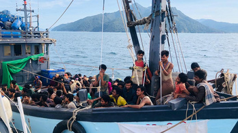 Négyszáz rohingja menekült hánykolódott hónapokig a tengeren, most mentették ki őket