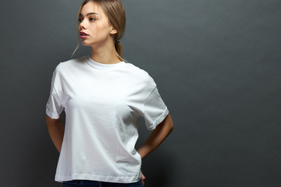 Így lesz pár perc alatt újra divatos a régi, megunt póló: 9 zseniális trükk
