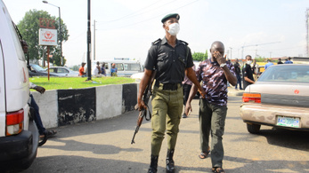 A rendőrök több embert öltek meg Nigériában a járvány miatt, mint maga a járvány
