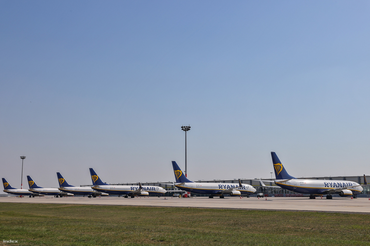 Nemcsak a külföldi utasok elszállítatlan járművei parkolnak a reptérnél, hanem több repülőgép is. Jelenleg 6-8 légijárművet tárol folyamatosan a repülőtér üzemeltetője, azonban a rendszert úgy alakították ki, hogyha szükséges, akár 100-150 légijármű is elfér. A közép- és hosszútávú tároláskor eltérő eljárásokat alkalmaz a Budapest Airport, mint a normál napi működéskor.  Ilyenkor a cél az, hogy minél kisebb helyen minél több légijárművet helyezzenek el úgy, hogy a tárolás közben is szükséges műveleteket – mint hajtómű átforgatás, a légijármű kisebb mozgatása, szellőztetés - is el tudják végezni biztonságosan.
                        