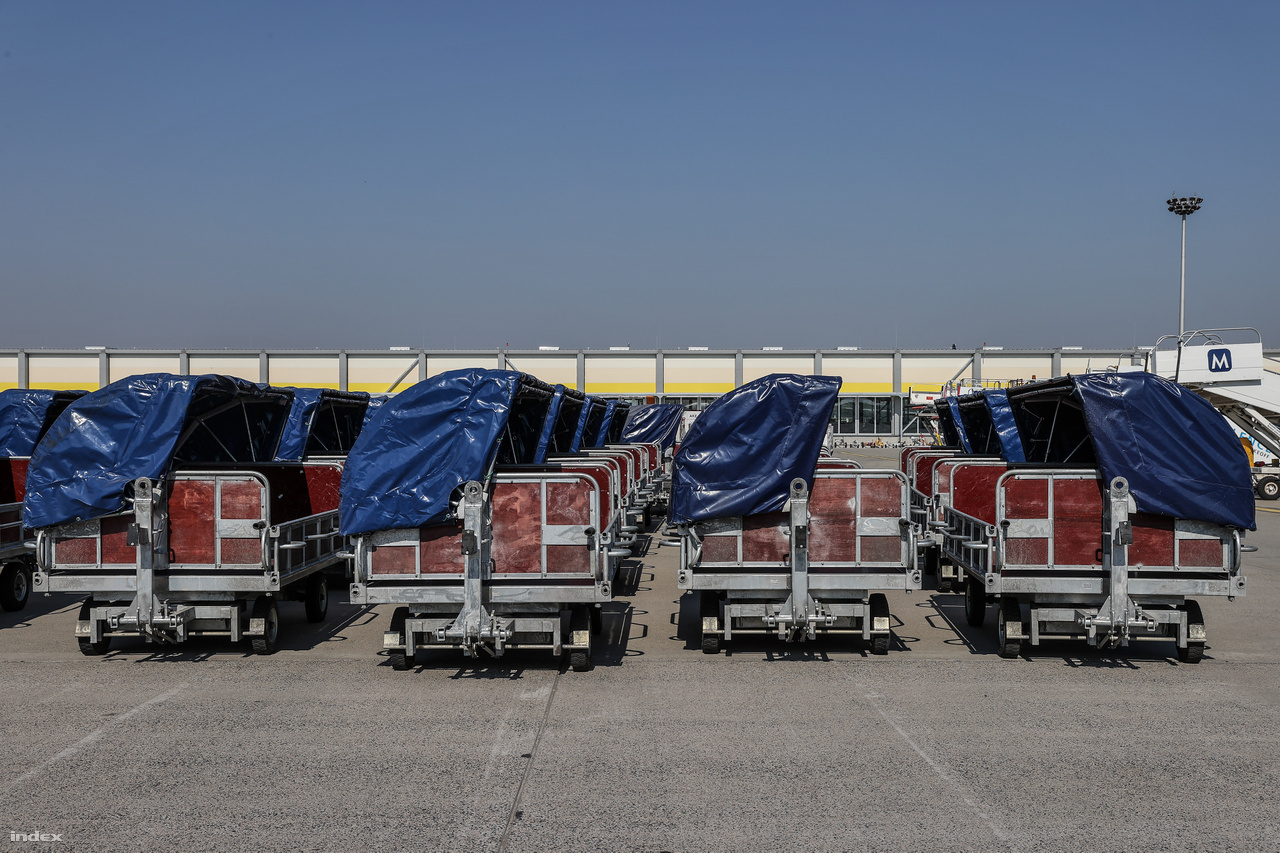 A dedikált cargo járatok továbbra is szállítanak árut, a menetrendszerű Cargolux, Turkish Airlines Cargo, Qatar Cargo és Korean Air Cargo mellett az integrátorok, futárcégek - a DHL Express, TNT Express, FedEx, UPS is rendszeresen üzemel. A rendkívüli helyzetre tekintettel egyes utasszállító légitársaságok is szállítanak légi teherárut: a Wizz Air vagy a LOT számos járattal hozott árut Kínából az elmúlt hetekben. Napi szinten jönnek nagy áruszállító cargo charterek számos légitársaság színeiben, például Boeing 747-esek vagy éppen két hete járt itt egy AN 124-es repülőgép. 