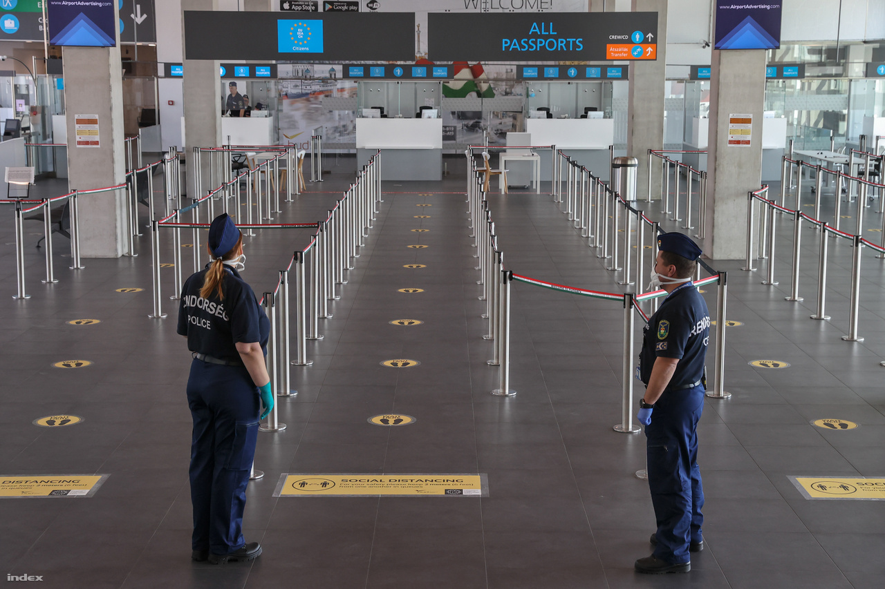 A repülőtér épületeiben padlómatricák, tájékoztató szövegek és hangosbemondók hívják fel az utasok figyelmét arra, hogy sorban állás közben tartsanak egymás közt 2 méteres távolságot. A B utasmóló útlevélkezelő kapui előtt a kordonok elhelyezése is megváltozott: csak minden második sor van nyitva, így biztosítva a várakozó utasok közötti kellő távolság betartását. 
                        