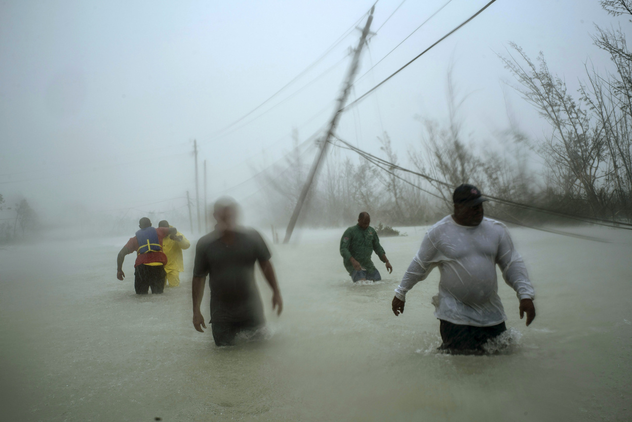 A létező legsúlyosabb, 5-ös erősségűvé nyilvánított Dorian hurrikán szeptember 1-jén csapott le a Bahama-szigeteken, óriási károkat okozva. Ramon Espinosa képén önkéntesek sétálnak egy elárasztott úton: a hurrikán legalább 71 ember életét követelte és 9000 otthont rombolt le, ez közel 30 ezer embert érintett. Espinosa fotója harmadik helyezett lett az azonnali hírek kategóriában.