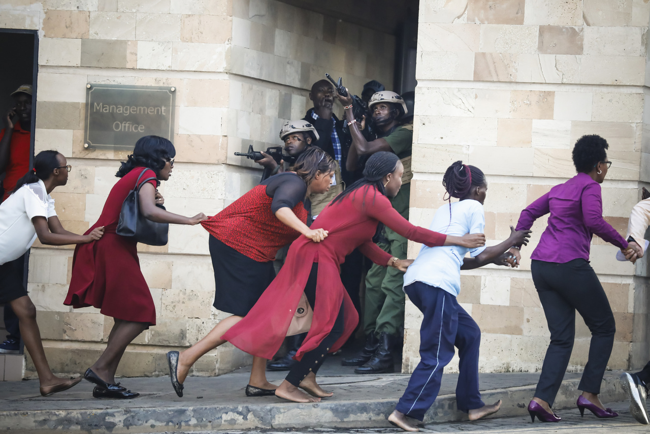 Az azonnali hírek második helyezettjének fotóján az látható, amint 2019. január 15-én terrortámadás érte a kenyai főváros központjában, Nairobiban lévő DusitD2 épületegyüttesét. Dai Kurokawa képén éppen egy csapat nőt evakuálnak, közben a biztonsági erők figyelik az épületet. Uhuru Kenyatta kenyai elnök másnapra jelentette be, hogy délelőtt 9 órára sikerült megtisztítani a támadóktól a szállodából, bevásárlóközpontból, irodaházból álló komplexum minden épületét.