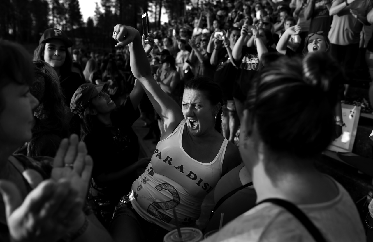 Miután egy tűz elpusztította városukat, a Paradise Bobcats 2019. augusztus 23-án újra pályára lépett Kaliforniában, a fotón egy nő épp az amerikai futballcsapatot ünnepli. Wally Skalij az Emelkedés a hamuból címet adta a sport yertes képsorozatának.