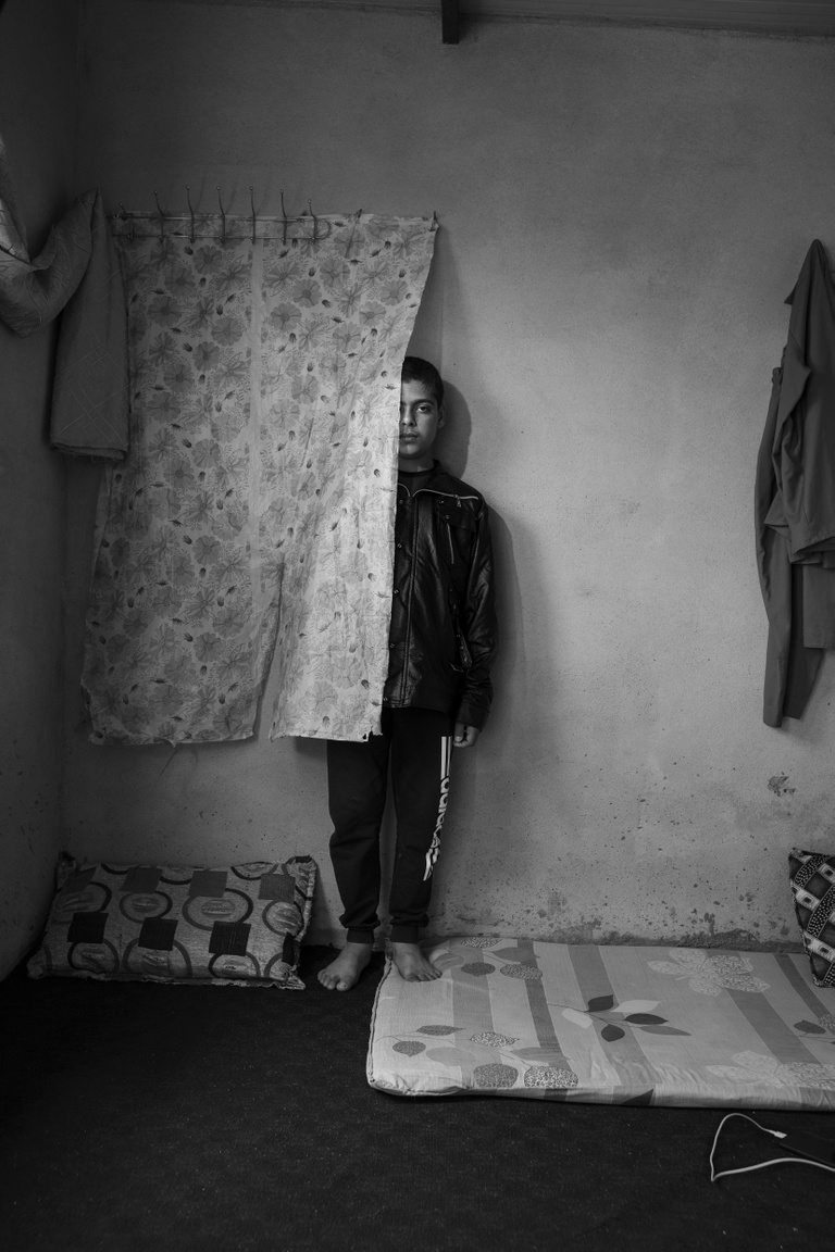 A portré kategória nyertese Adam Ferguson, fotósorozatának egyik képén a 14 éves Jitan látható a kurdisztáni Dohukban. A fiút 2014-ben elrabolták, mára már jobban beszél arabul, mint kurd nyelven. Családjának több tagját máig nem találták meg.  