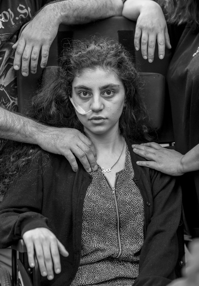 Az Év Sajtófotója portré kategória nyertese Tomasz Kaczor. Ébredés című fotóján a 15 éves örmény lány, Ewa látható. Ewa családjával egy lengyel menekülttáborban élt, amikor a kép készült. A lány még Lengyelországba jutásuk előtt kerekesszékbe került az úgynevezett Resignation Syndrome ("reményvesztettség szindróma") miatt: a sok traumán átesett betegekre általában passzivitás és némaság jellemző, a külső ingerekre nem reagálnak.