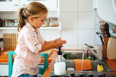 Mikortól végezhet házimunkát a gyerek? Apró feladatok, amik fejlesztik a kicsi önállóságát