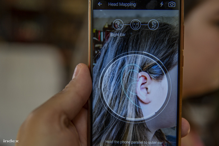 Mielőtt használni szeretnénk a fejhallgató holografikus funkcióját, le kell tölteni egy appot hozzá, ami méretet vesz rólunk.