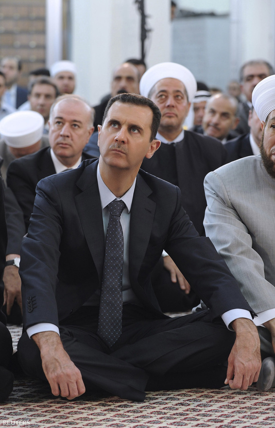 A szíriai állami tévé élőben közvetítette, ahogy augusztus közepén Bassár el-Aszad elnök meglátogatott egy mecsetet. Az elnök először mutatkozott a nyilvánosság előtt azóta, hogy júliusban egy damaszkuszi bombatámadásban több magas rangú tisztviselőt, köztük a védelmi minisztert is megölték.