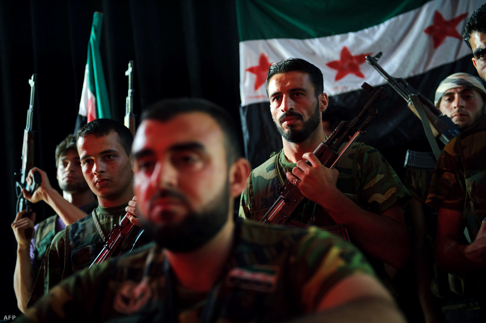 Folyamatosan dezertálnak a katonák a szíriai kormányerőktől. A felkelők Szabad Szíriai Hadseregéhez (FSA) jelentkezve eligazítást kapnak, majd legtöbbjüket a legfontosabb csatatérként számon tartott Aleppóba küldik harcolni.
