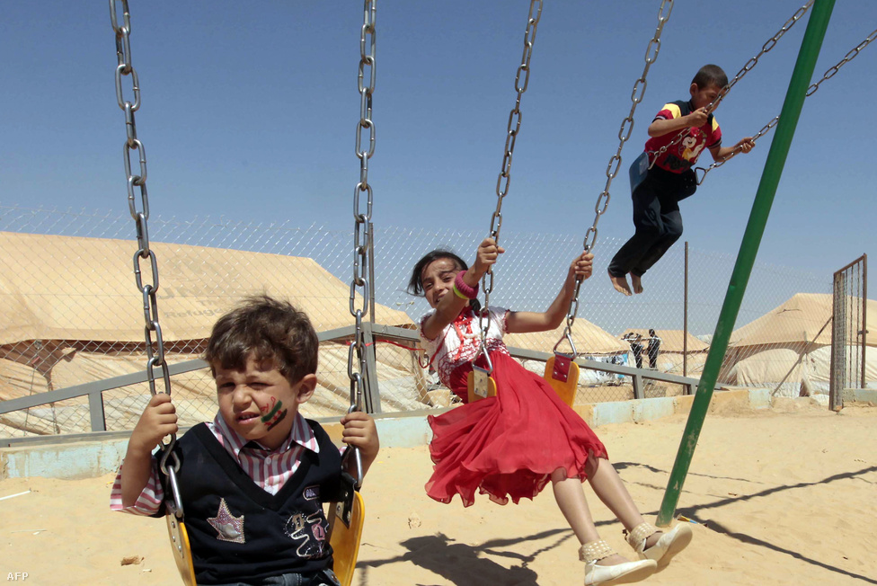 Szíriai menekült gyerekek játszanak. Az ENSZ menekültügyi ügynöksége szerint összesen már 235 200-an hagyták el otthonukat, a legtöbben Törökországba menekültek, de az összes környező országba érkeztek szíriaiak.