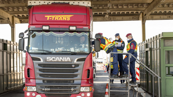 Leprásként kezelik a magyar kamionsofőröket