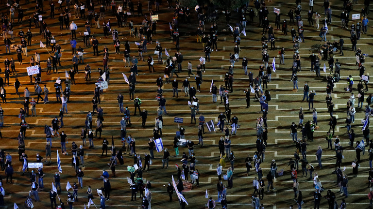 Egymástól kétméteres távot tartva tüntetett több ezer ember Netanjahu ellen