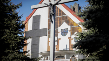 Óriási napelemes keresztet emelt egy lengyel pap a klíma védelmében