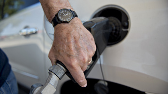 Pénteken tovább csökken az üzemanyagok ára