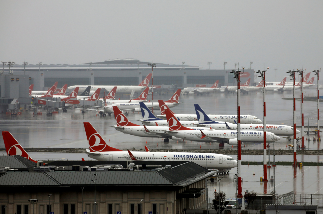 Utasszállító repülőgépek az isztambuli aszfalton 2020. március 29-én