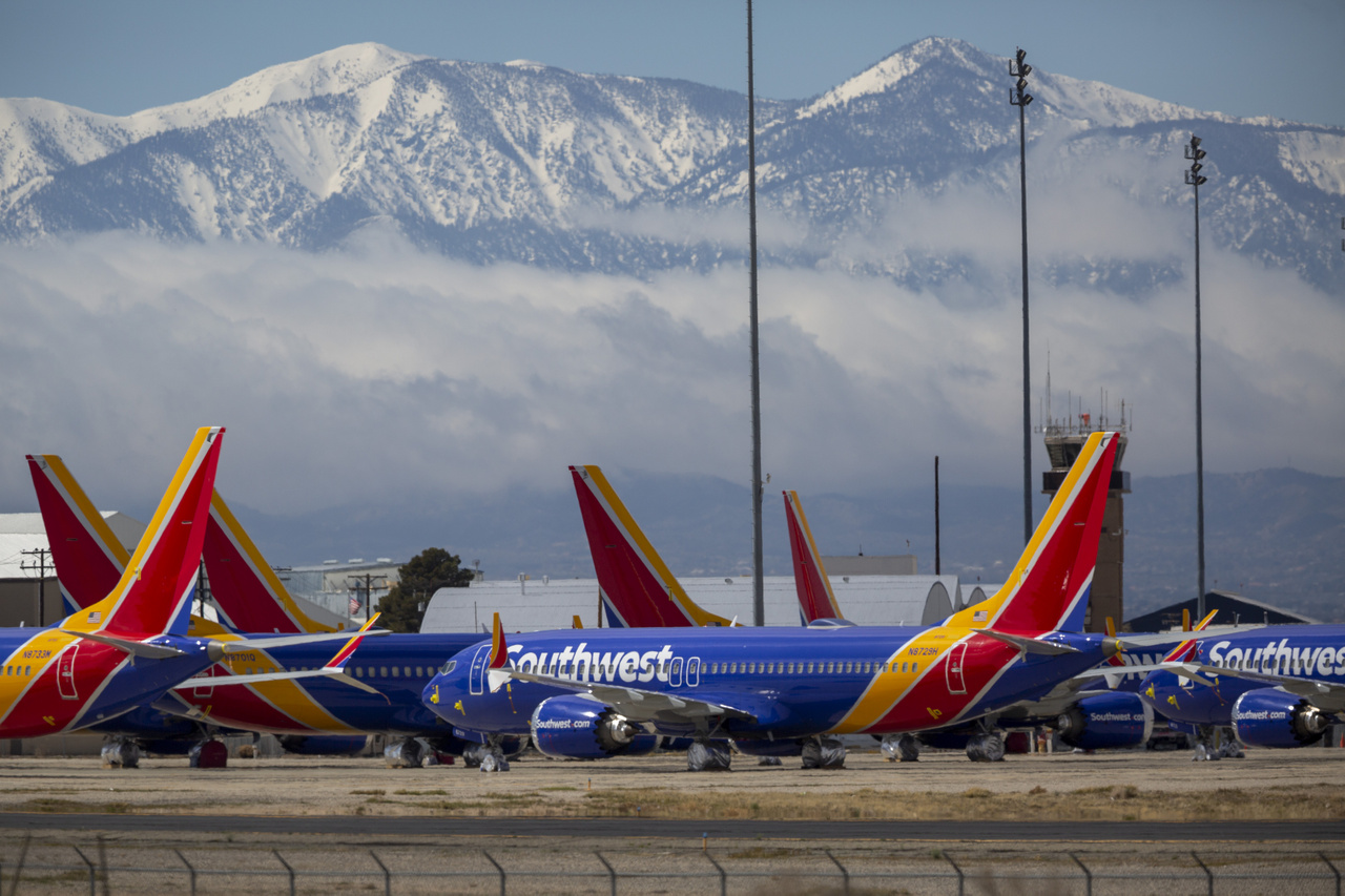 Southwest airlines parkoló gépei a Dél-kaliforniai logisztikai repülőtéren 2020. március 24-én