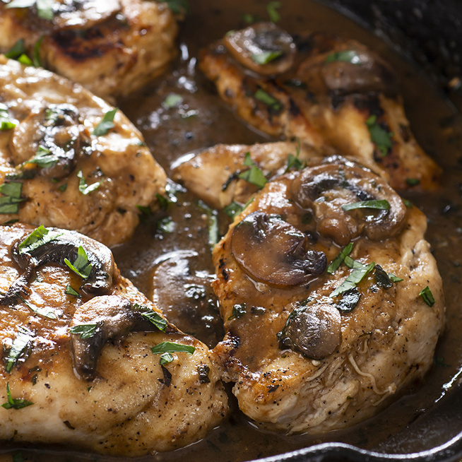 Serpenyős csirke gombával és borral sülve - Ha így sütöd, nem szárad ki a hús