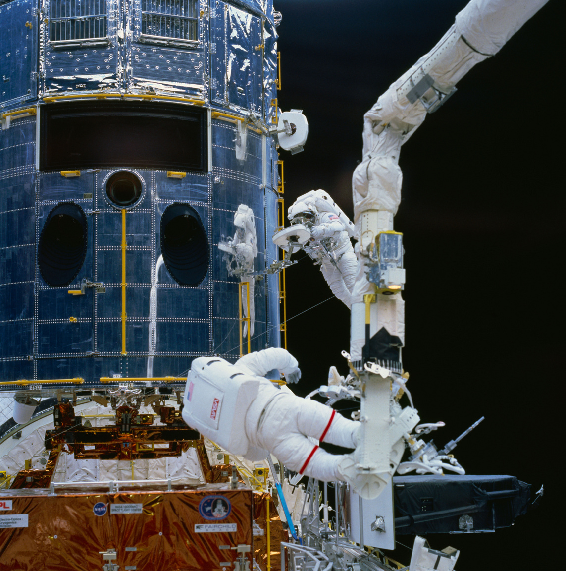1993. december 5-i fotó az első nagyjavítás egyik igen látványos pillanatáról. A fotón fölül F. Story Musgrave űrhajós, alatta Jeffrey A. Hoffman látható, a fényképen jól megfigyelhetőek a Hubble irányhajtóművei, de Musgrave tükörképe a Hubble burkolatán is figyelemreméltó.