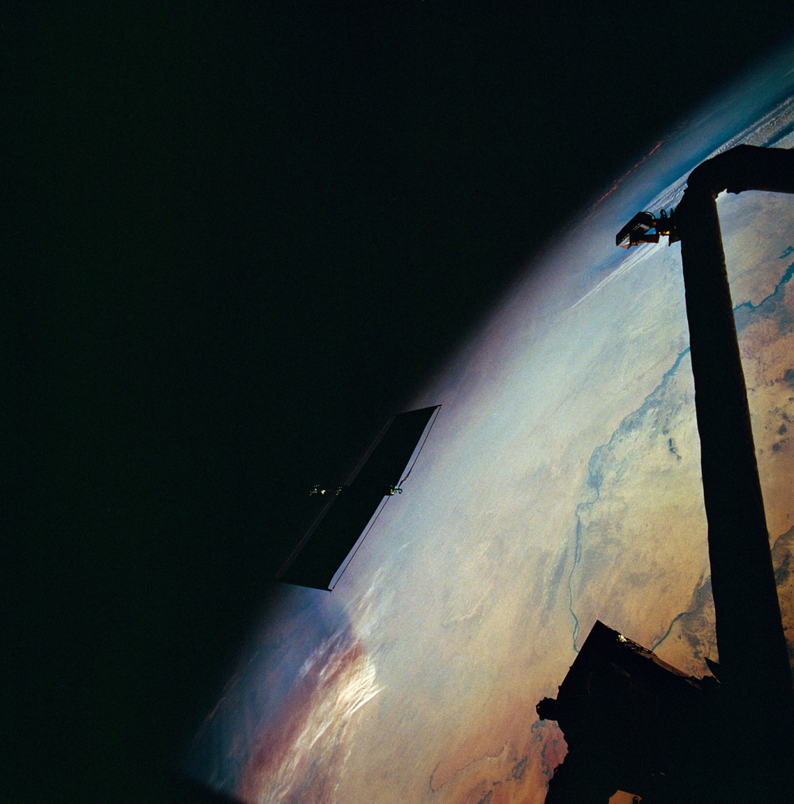 1993. december 6. Az első nagyjavítás során eltávolították az egyik sérült napelemtáblát is. A fényképen látható, ahogy a feleslegessé vált alkatrész eltávolodik az űrsikló mozgatható karjától, miközben lent a Földön épp Szudán északi része látható.