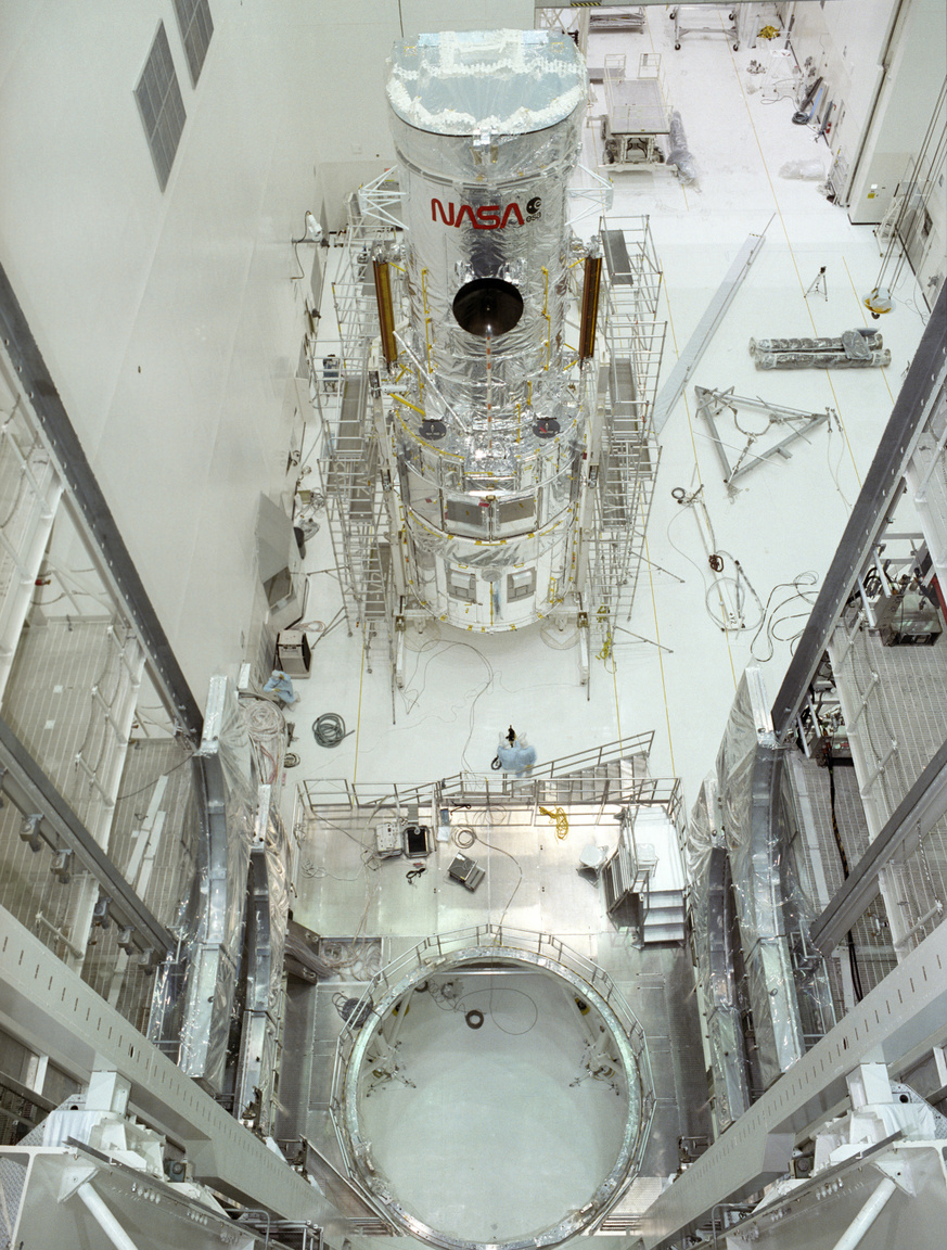 1989. október 10-i fotó a Lockheed összeszerelő üzeméből, ahol a kész űrtávcső várja, hogy a Kennedy Űrközpontba szállítsák, és beemeljék a Discovery űrsikló rakterébe.