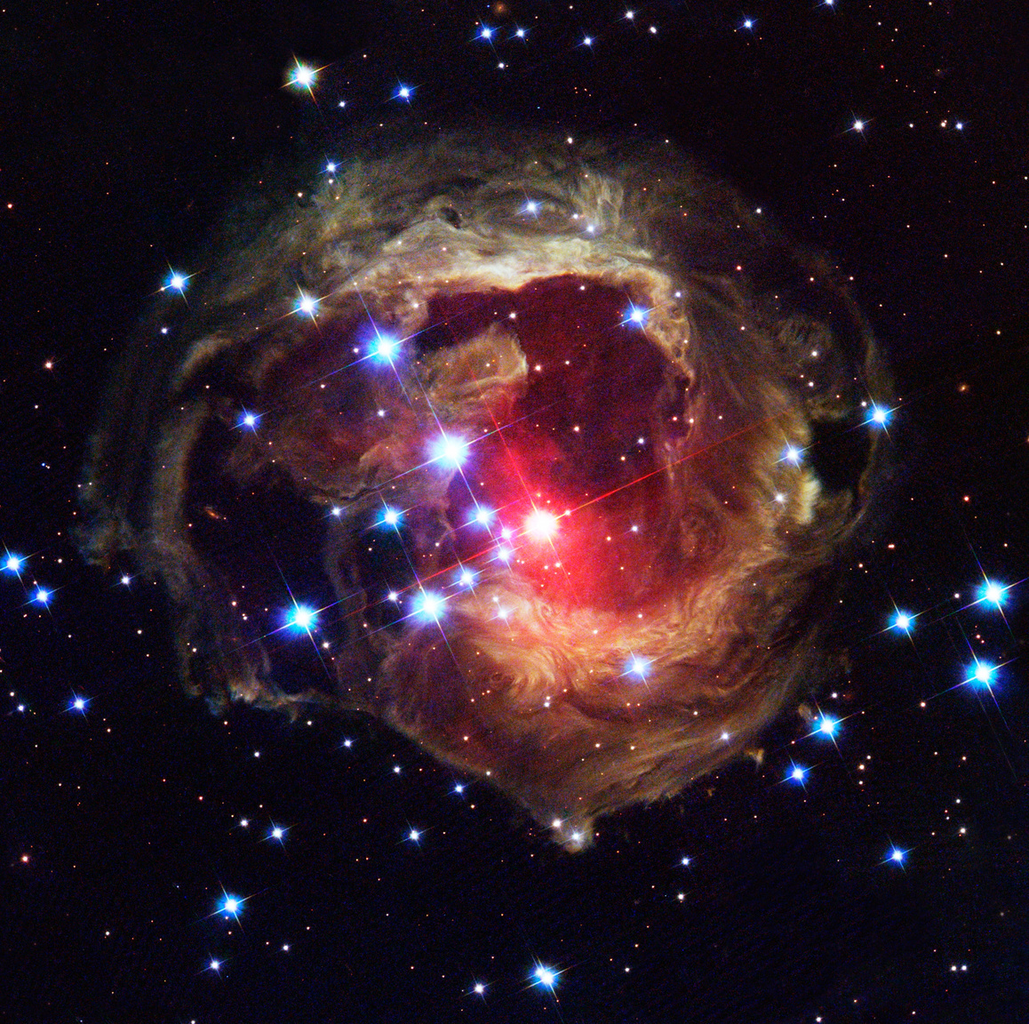 Csillagászok 2005-ben készítették ezt az állapotfotót az Egyszarvú csillagképben, a Napunktól 20 000 fényévre található V838 Monocerotis nevű vörös csillagról, ami 2002-ben váratlanul fölfénylett és hetekig világított a korábbinál sokkal fényesebben. A csillag fénye élénken megvilágítja a környezetében kavargó kozmikus porfelhőt – a csillagászok fényvisszhangnak nevezik ezt a jelenséget.