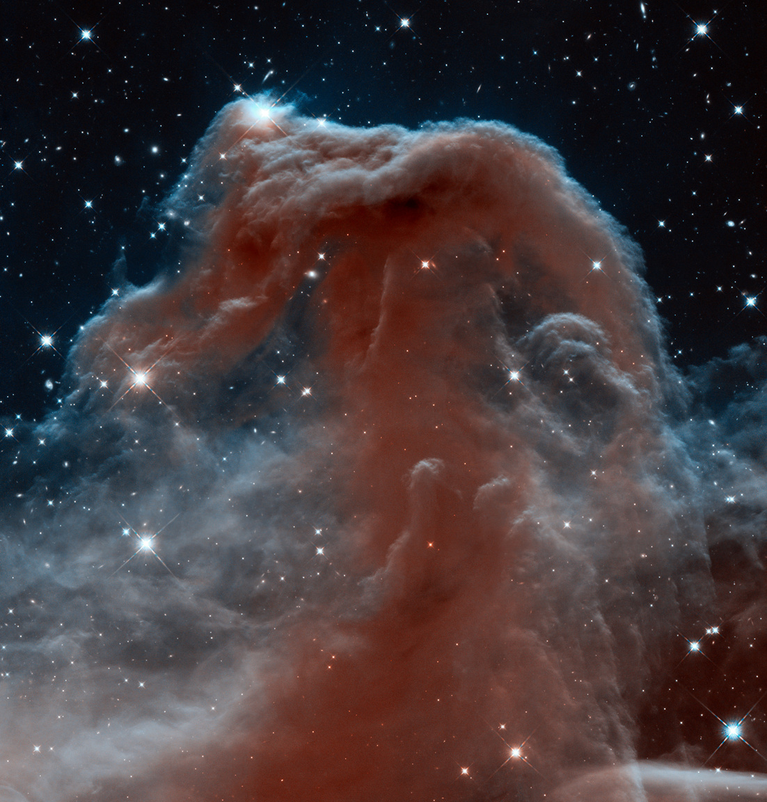 Egy pillanatok alatt ikonikussá vált fotó a nevezetes Lófej-ködről. A Hubble 2013-ban fényképezte le az addig soha ilyen részletesen nem látott híres por- és gázfelhőt (más néven Barnard 33) az Orion csillagképben. Az infravörös tartományban készült felvétel segítségével a csillagászok behatóan tanulmányozhatták a csillagközi felhő addig rejtett struktúráját.
