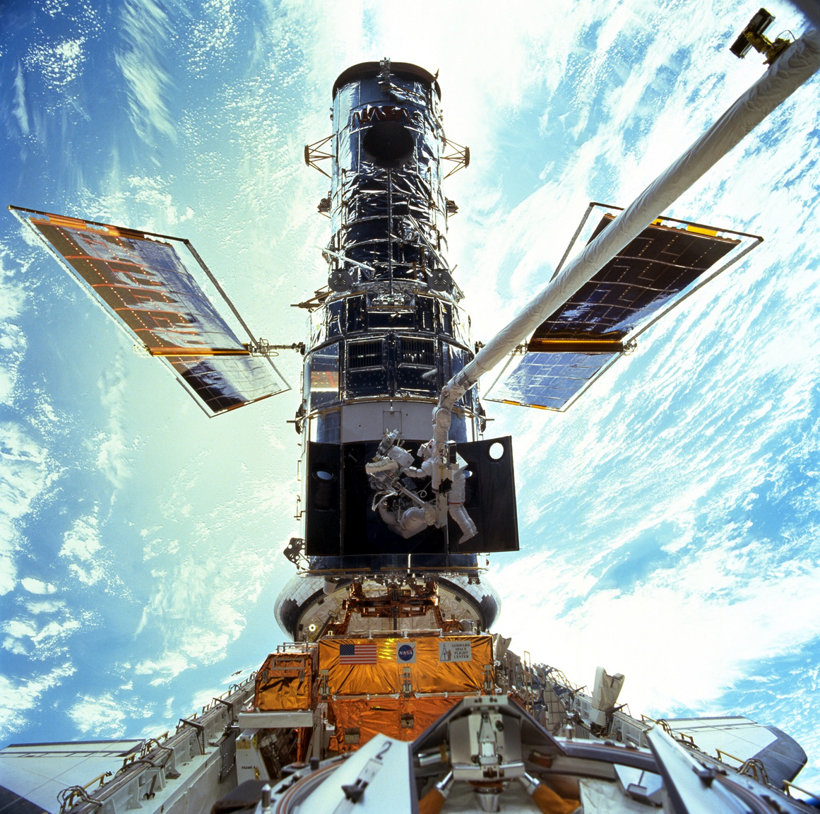 1999 decemberében zajlott a harmadik nagyjavítás, a rendkívül látványos fotón Steven L. Smith és John M. Grunsfeld űrhajósok láthatóak, amint a Discovery űrsikló rakterébe vont teleszkópon dolgoznak.