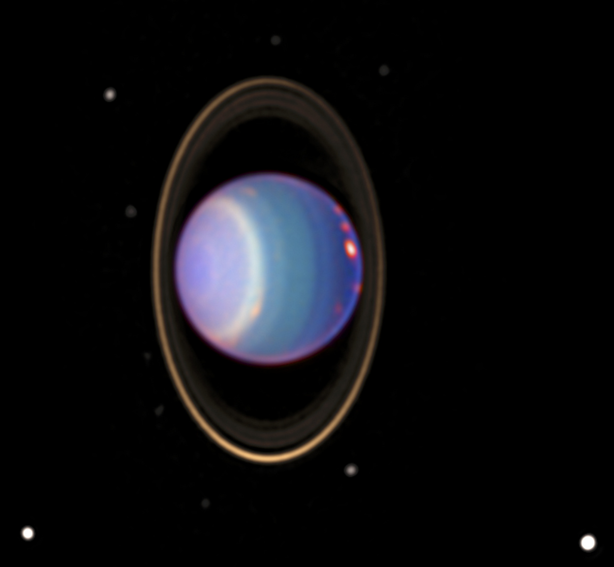 Ezen az 1998 augusztusában, infravörös közeli tartományban készült, utólag színezett fotón az Uránusz és négy gyűrűje látható, valamint a bolygó 17 holdja közül tíz. A vöröses foltok nagy magasságú felhőzetet jelölnek.
