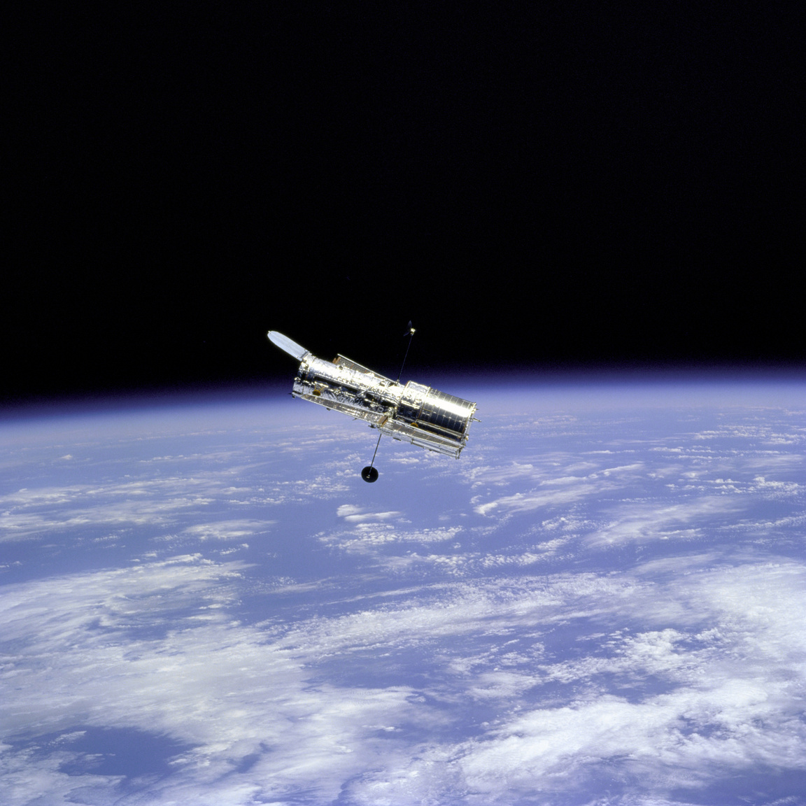 1997. február 19. A második nagyjavítás utáni fotó a Hubble űrtávcsőről, a felvétel a Discovery űrsikló fedélzetéről készült. Jól látható, hogy a távcső optikáját védő fedél nyitva van.