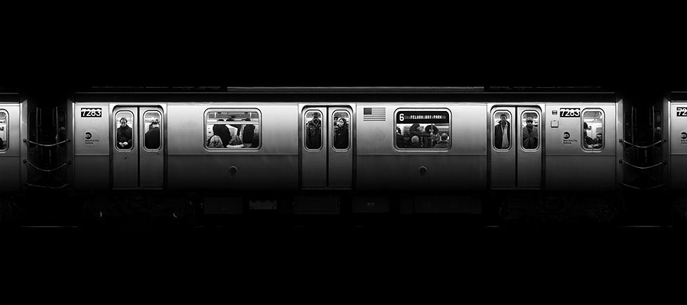 A Pelham Bay Parkba tartó New York-i metró. A kép ipari célokra gyártott kamarával készültek. A szerkezet, amelyet a tömegtermelésben gyorsan mozgó tárgyak minőségellenőrzésre használnak, nem hagyományosan exponál, inkább úgy működik, mint egy szupergyors szkenner. Az előtte elhaladó objektumot csíkról-csíkra rögzíti és ebből a százezernyi egyetlen pixel széles képből épül fel végül a fotó.