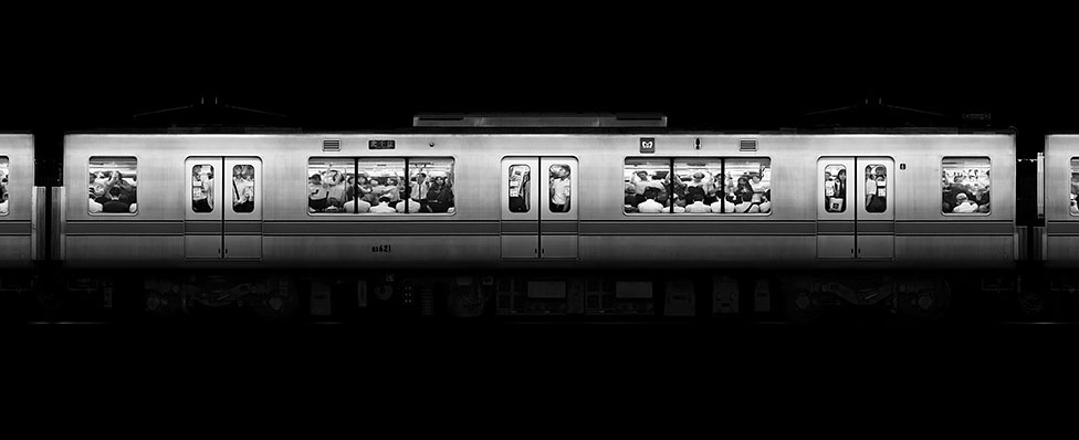 Tokyo, 03-621-es vagon a Hibiya vonalról. A képek elkészítéséhez több körülménynek kell passzolnia, mint gondolnánk. Magyar Ádám három hetet töltött a tokiói metróhálózat feltérképezésével, hogy megtalálja azokat az állomásokat, ahol a feltételek adottak a projektjéhez. A hagyományos nenonfény például csíkos képet eredményez, ezért csak magasfrekvenciás neonmegvilágítás mellett készíthetők képek, és ebből Tokióban alig néhány akadt.
                        