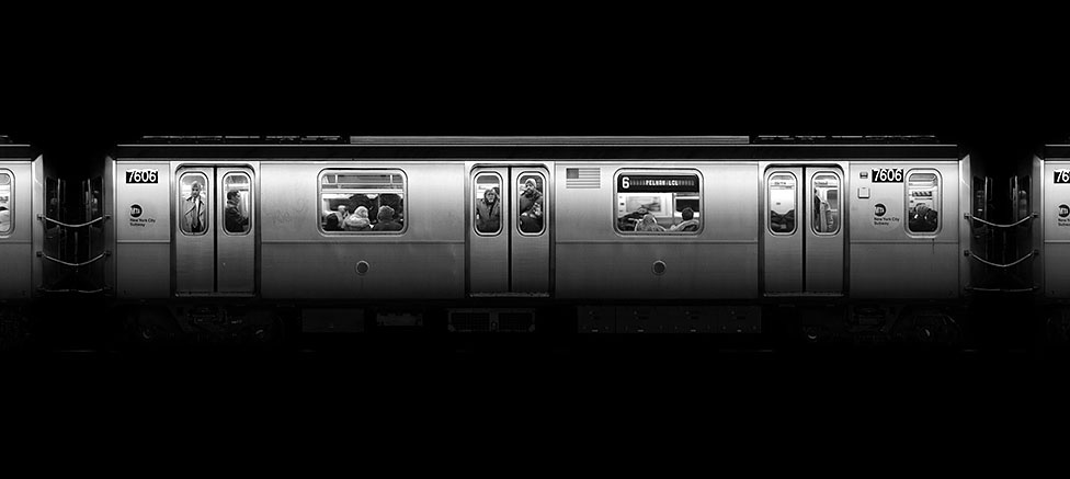 A 6-os metró New York legrégebbi és talán legforgalmasabb földalatti vonala. A New York-i metrószerelvények rozsdamentes acélból készülnek. Innen a sorozat címét: Stainless.