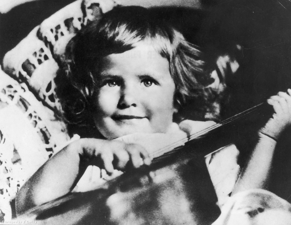 Ingrid Bergman Svédországban, Stockholmban született 1915. augusztus 29-én. Német származású anyját két éves korában elvesztette, majd 13 évesen édesapja is meghalt, ezután a rokonoknál nevelkedett. A stockholmi Királyi Drámai Színház tanulója volt, és 1939-es első amerikai filmjéig számos svéd filmben szerepelt. Első férjével, Petter Aron Lindströmmel 1937-ben házasodott össze, egyetlen gyermekük, Pia 1938-ban született meg. 