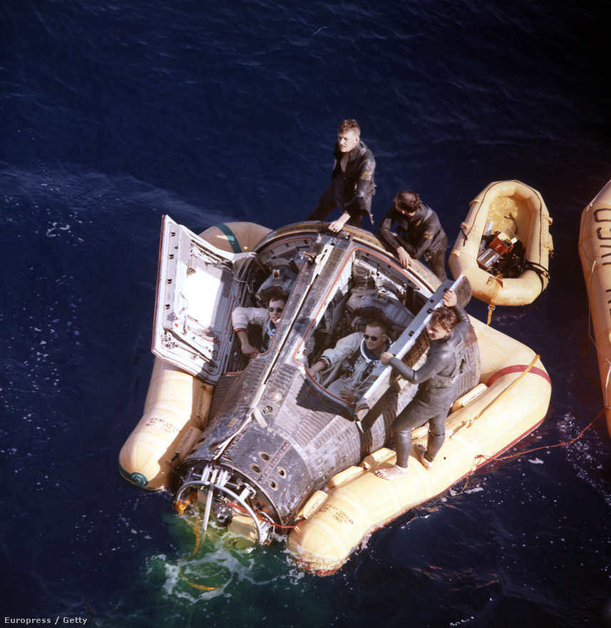 A Gemini 8 kényszerleszállása után Armstrong (balra) és David Scott a mentőosztagra várnak.