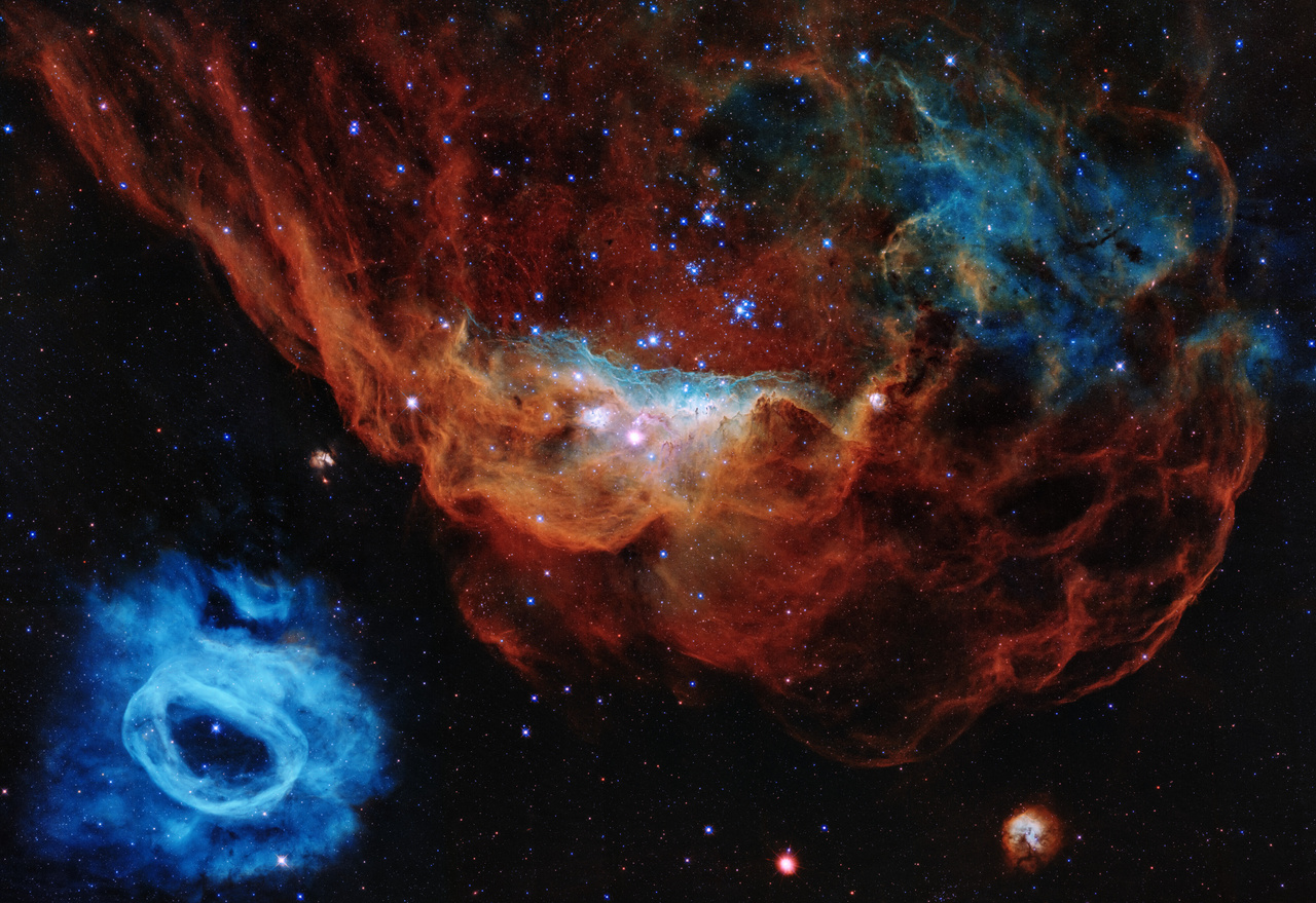 2020. április 24-én, pénteken, a Hubble űrteleszkóp küldetésének 30. évfordulója alkalmából közzétett ünnepi felvétel a vöröses NGC 2014-ről és szomszédjáról, a kék színű NGC 2020 csillagködről, amik a mi galaxisunk körül 163 ezer fényév távolságra keringő Nagy Magellán-felhő nevű galaxis születő csillagokkal zsúfolt részei. Az univerzumnak ezt az izgalmas, relatíve közeli régióját korábban többször is lefényképezték, most a kerek évfordulót köszöntve új, minden korábbinál szebb és részletesebb felvételt adtak ki róla.