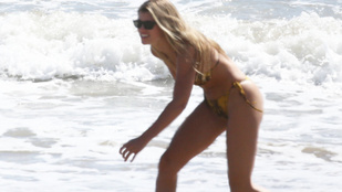 Sofia Richie bikiniben vetette bele magát az óceánba
