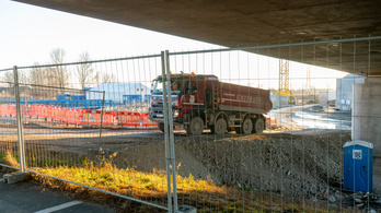 Hulladékot építhettek a szlovák D4-es autópályába, elbontatják egy szakaszát