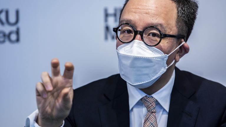 Hongkong vezető járványkutatója az elsietett európai újranyitásra figyelmeztet