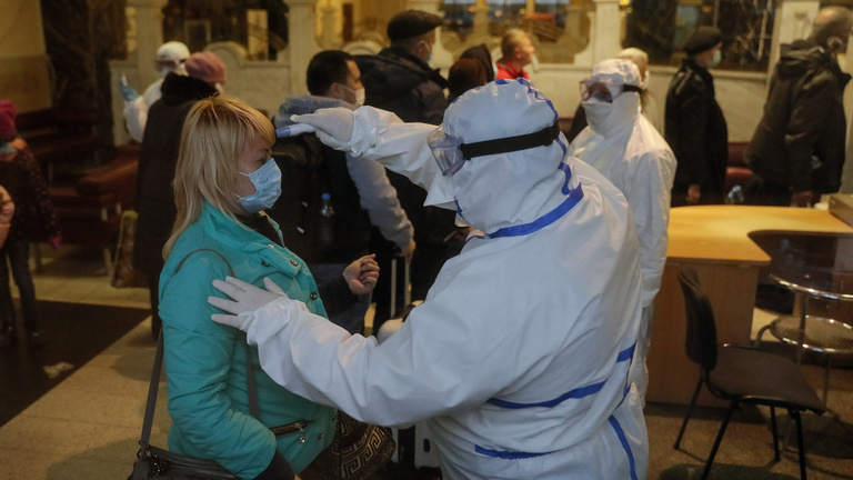 Ukrajna már világelső a koronavírusos egészségügyi dolgozók számában