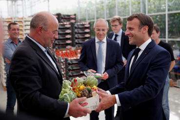 Emmanuel Macron francia elnök ajándékot kap egy farmon tett látogatása során 2020. április 22-én