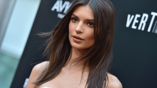 Emily Ratajkowskit megkérdezték, mit gondol Kim Kardashianról: félmeztelen duplaszelfit posztolt